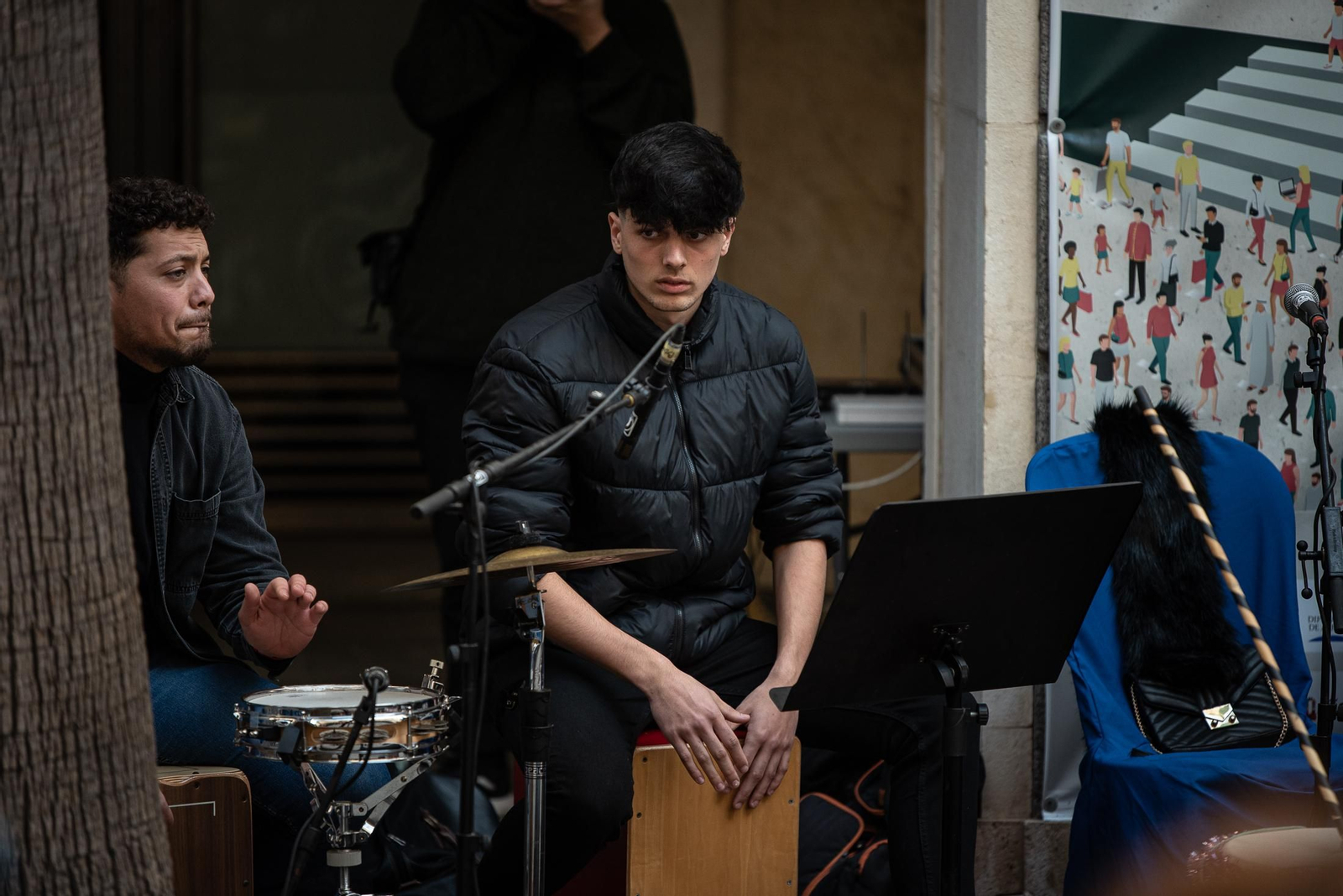 Imágenes de la Zambombá " Sones de Navidad" en la puerta de la Diputación