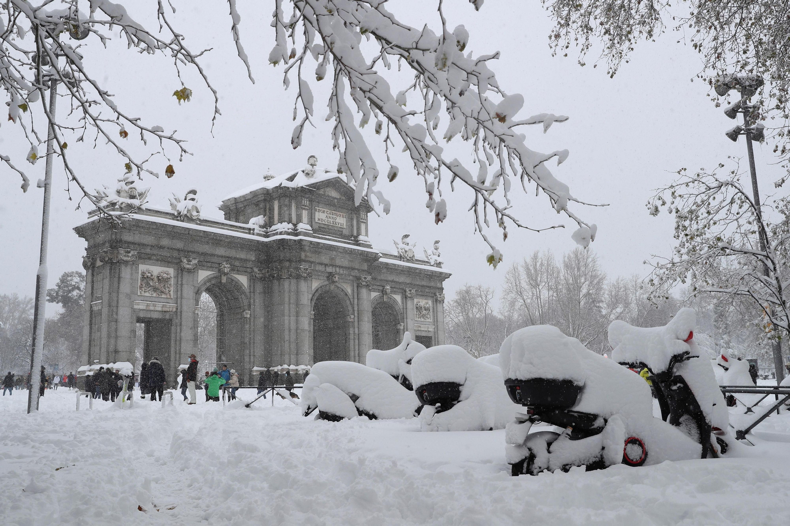 El segundo día del temporal 'Filomena' en imágenes: más nieve y caos