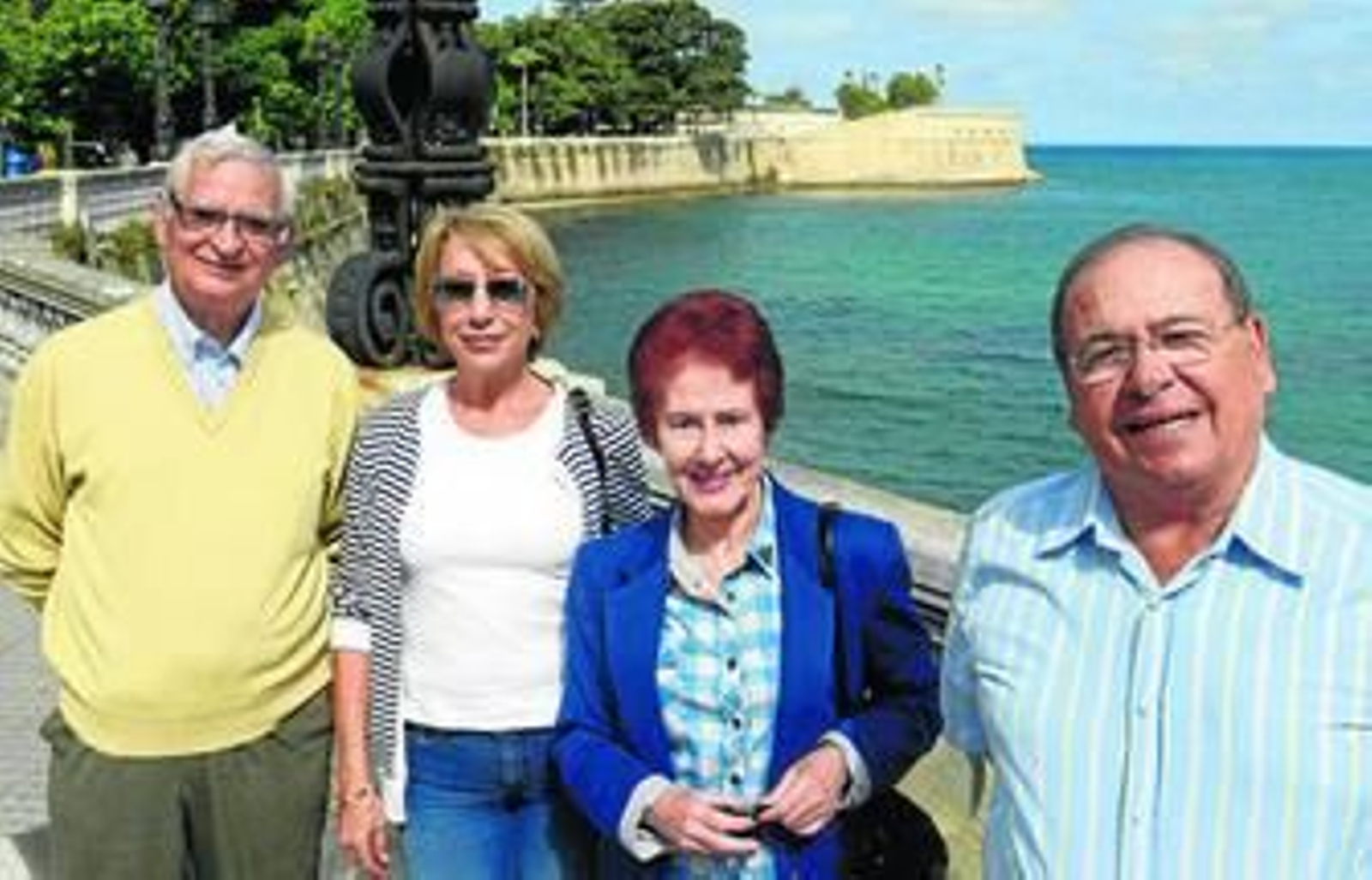 De izquierda a derecha, Manuel Jones y su mujer Marisa Camacho, Mari Chari Romero y Neno Macías, en la Alameda.