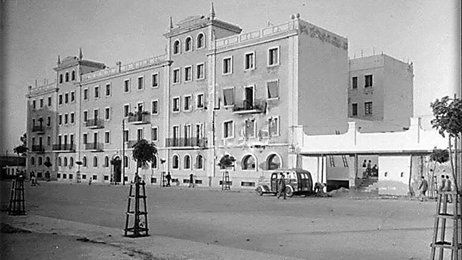 A la derecha, el antiguo Cine Avenida.