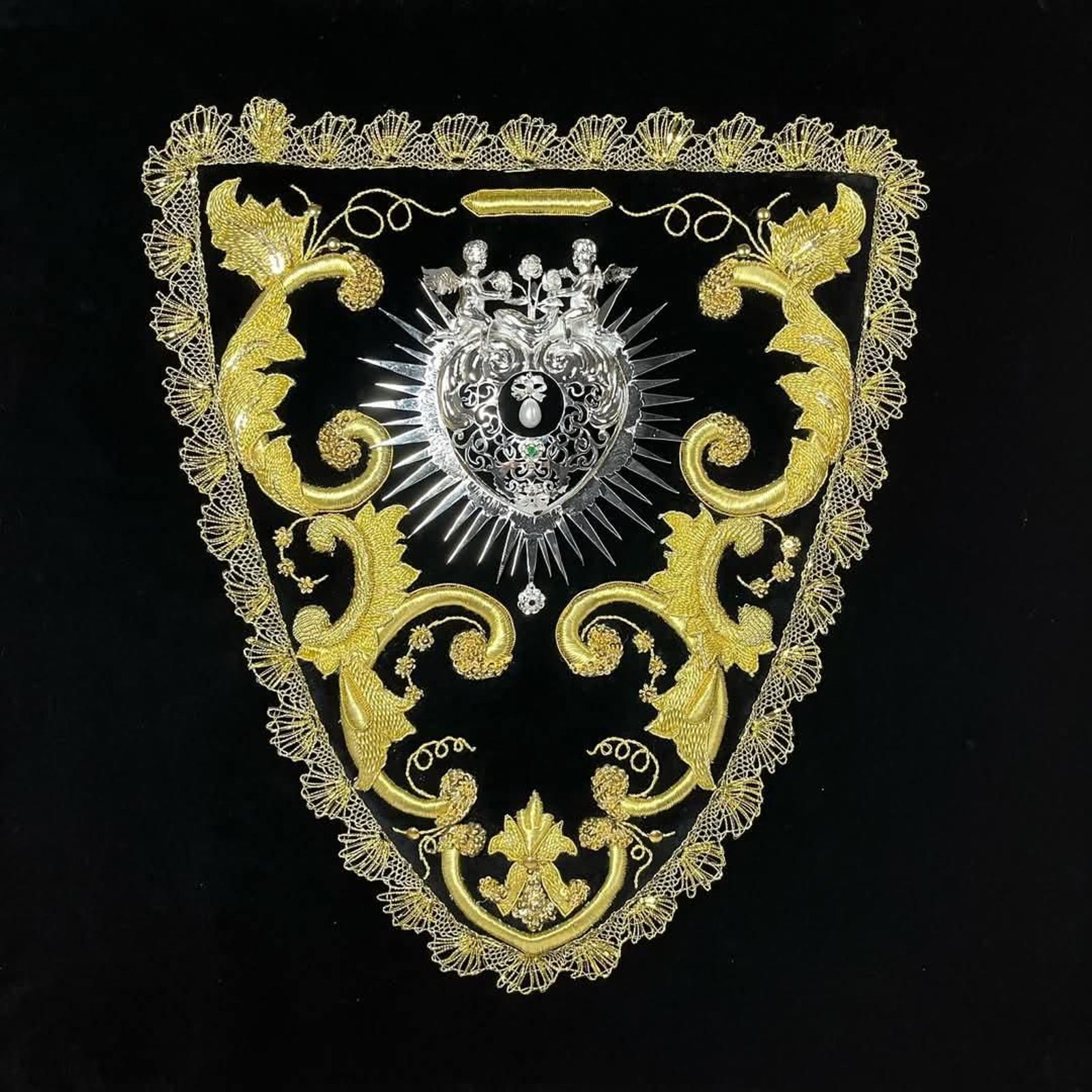 Pecherín bordado para la Soledad.