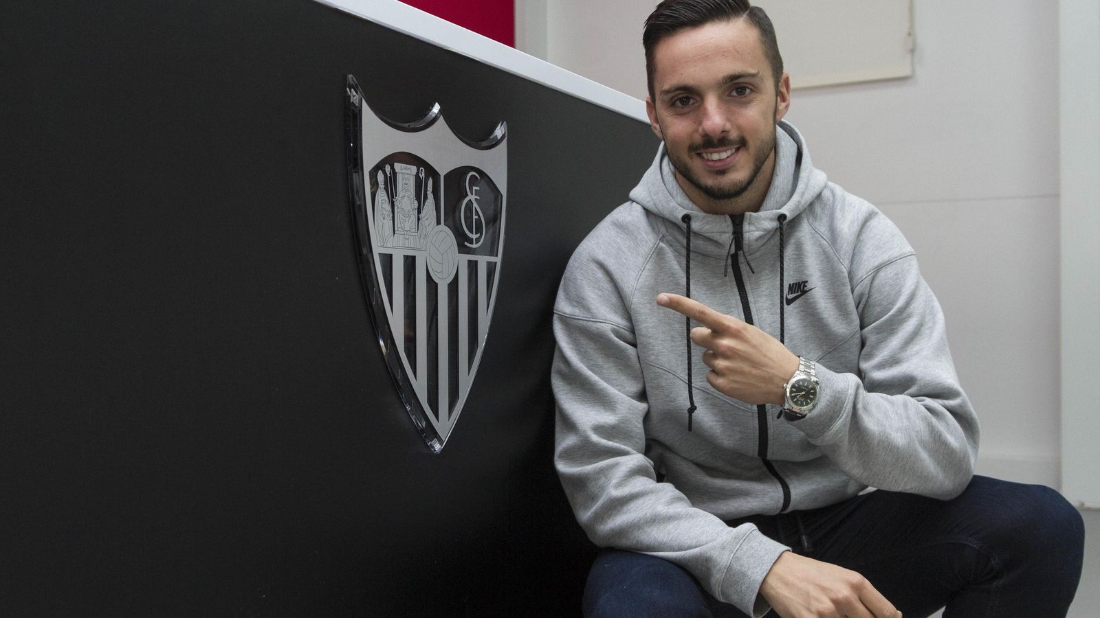 El jugador señala el escudo que defiende en su camiseta.