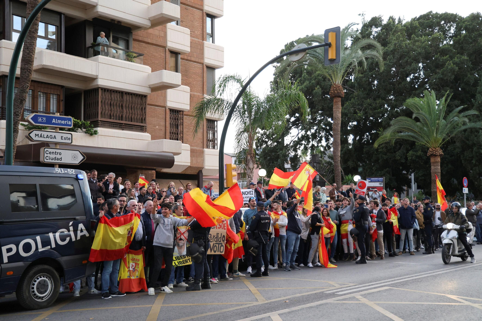 Las fotos de la protesta en Málaga contra Pedro Sánchez: "Se vende España por 7 votos" Las fotos de la protesta en Málaga contra Pedro Sánchez: "Se vende España por 7 votos"