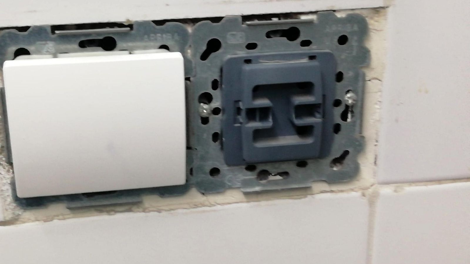 Las madres y padres del centro lamentan la falta de mantenimiento en las instalaciones