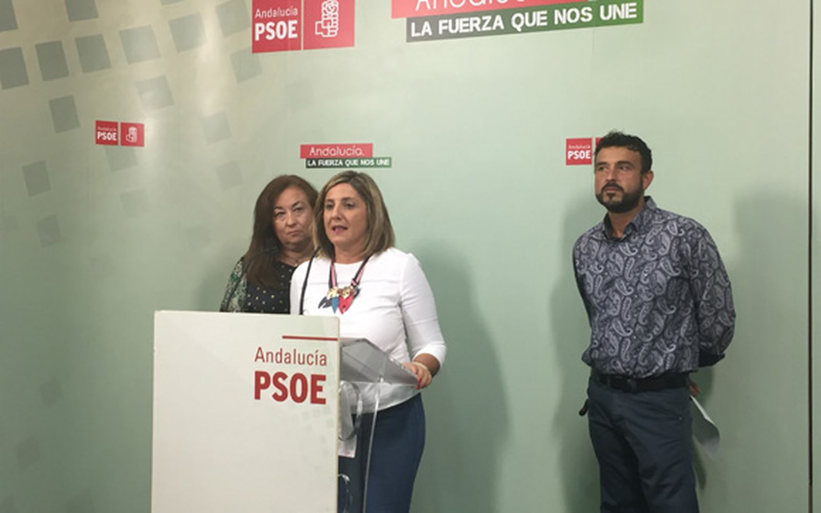 Irene García atiende a los medios junto a dos miembros del PSOE andaluz, Soledad Pérez y Francisco Javier López.