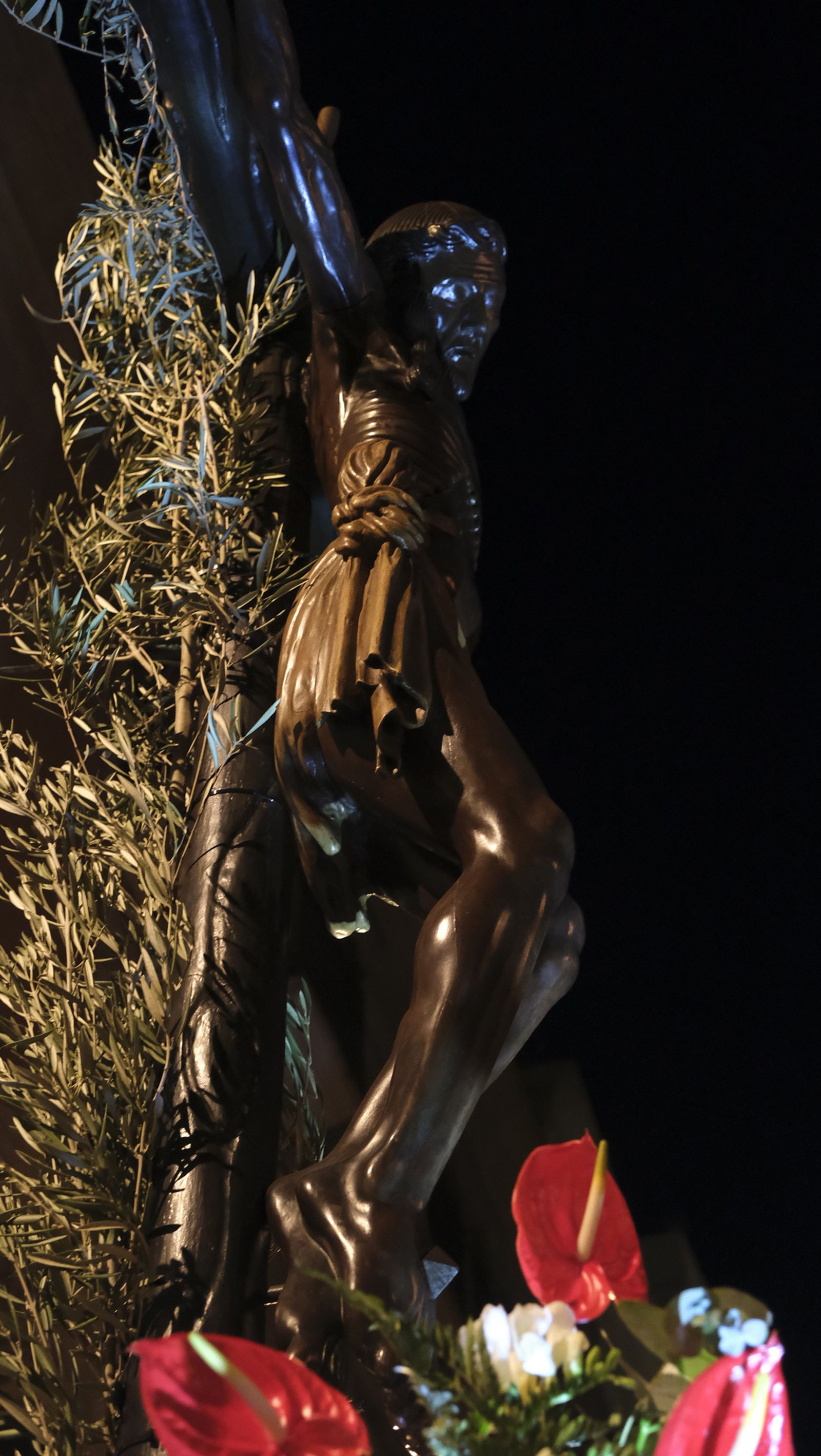 Procesión del Vía Crucis-Cristo de la Escucha en Almería, en imágenes