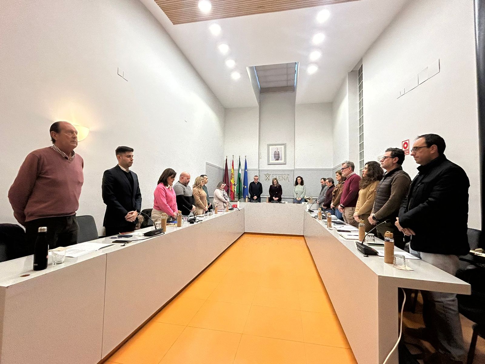 Minuto de silencio en el Pleno de Baena por las víctimas del accidente de tren de Adamuz.