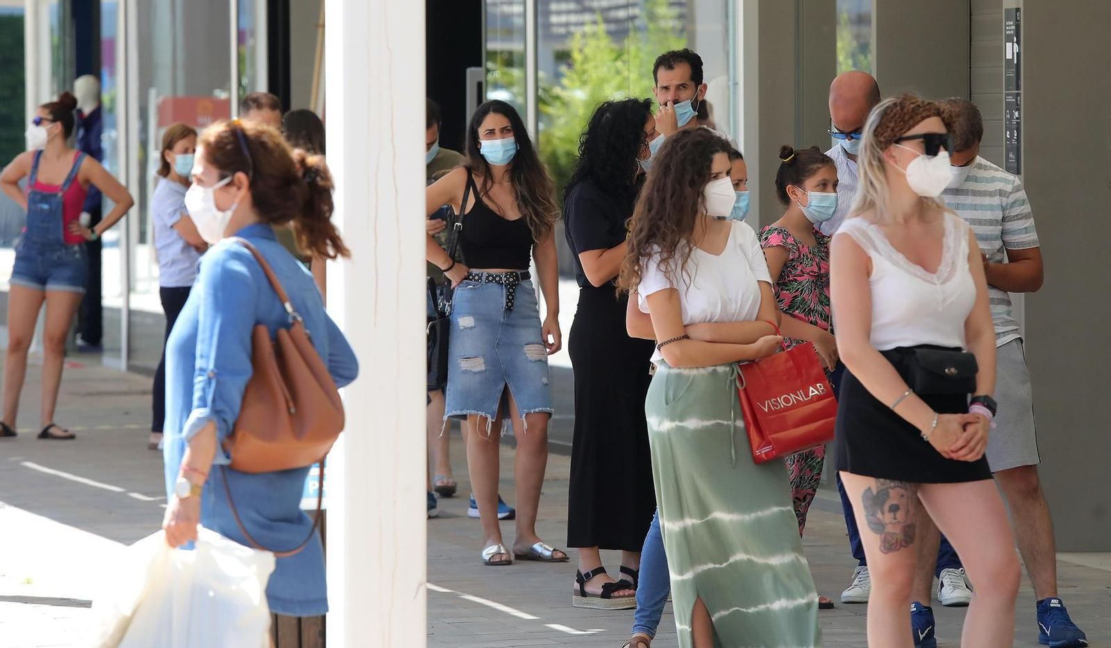 Colas a la entrada de una tienda de ropa en Luz Shopping, este lunes.