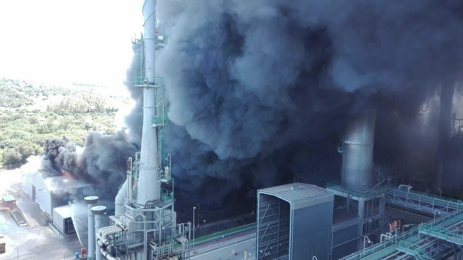 Una columna de humo, en el interior de la factoría. Una columna de humo, en el interior de la factoría.