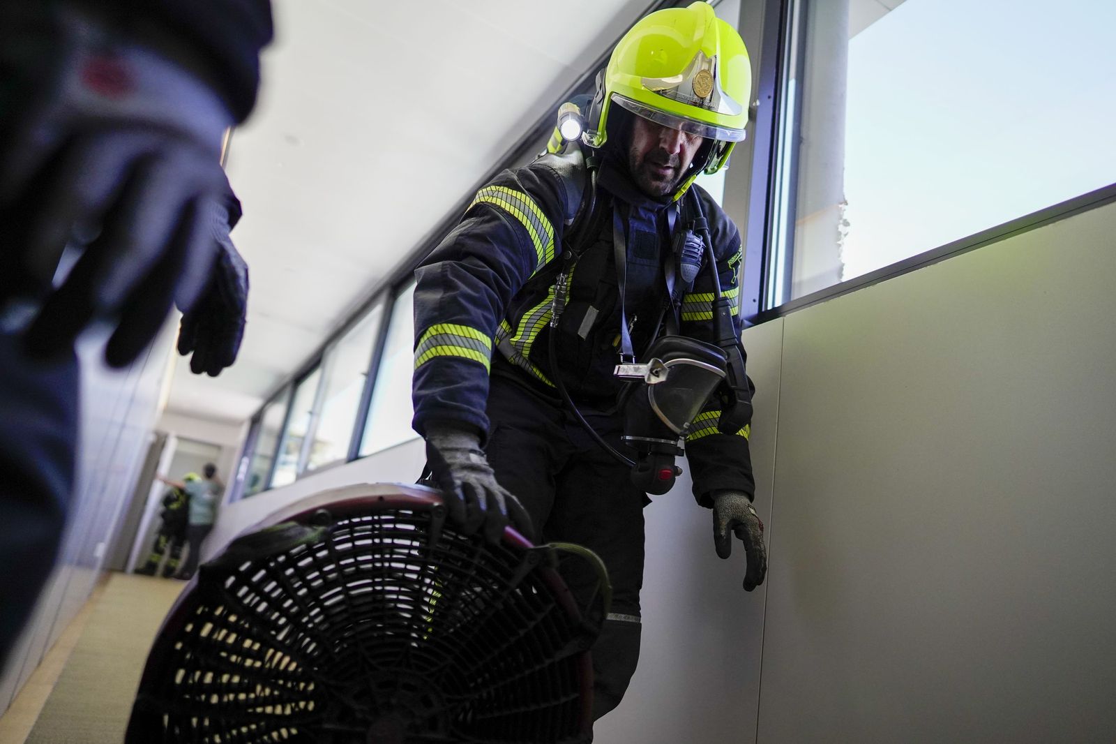 El simulacro de incendio organizado por el Servicio de Extinción de Incendios de los Bomberos, en imágenes