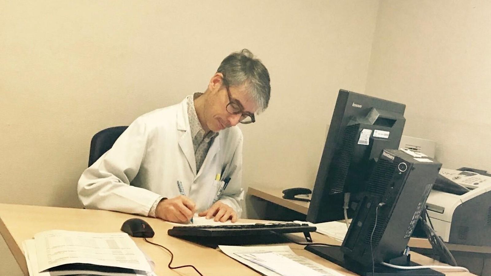 El doctor Alfonso Calañas, en su consulta.