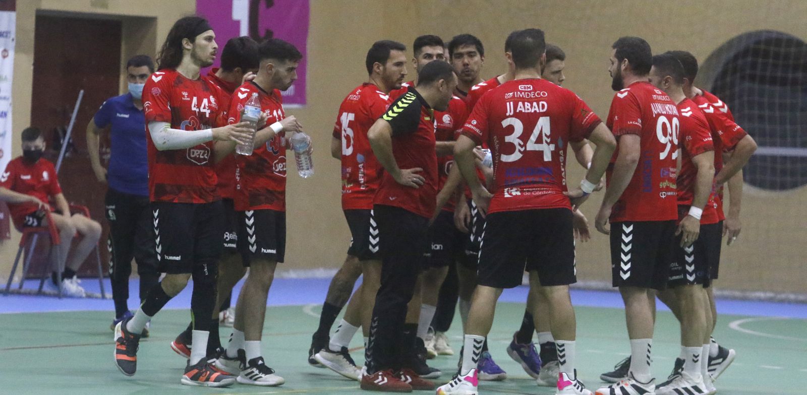 Jesús Escribano da órdenes a sus jugadores durante un tiempo muerto.