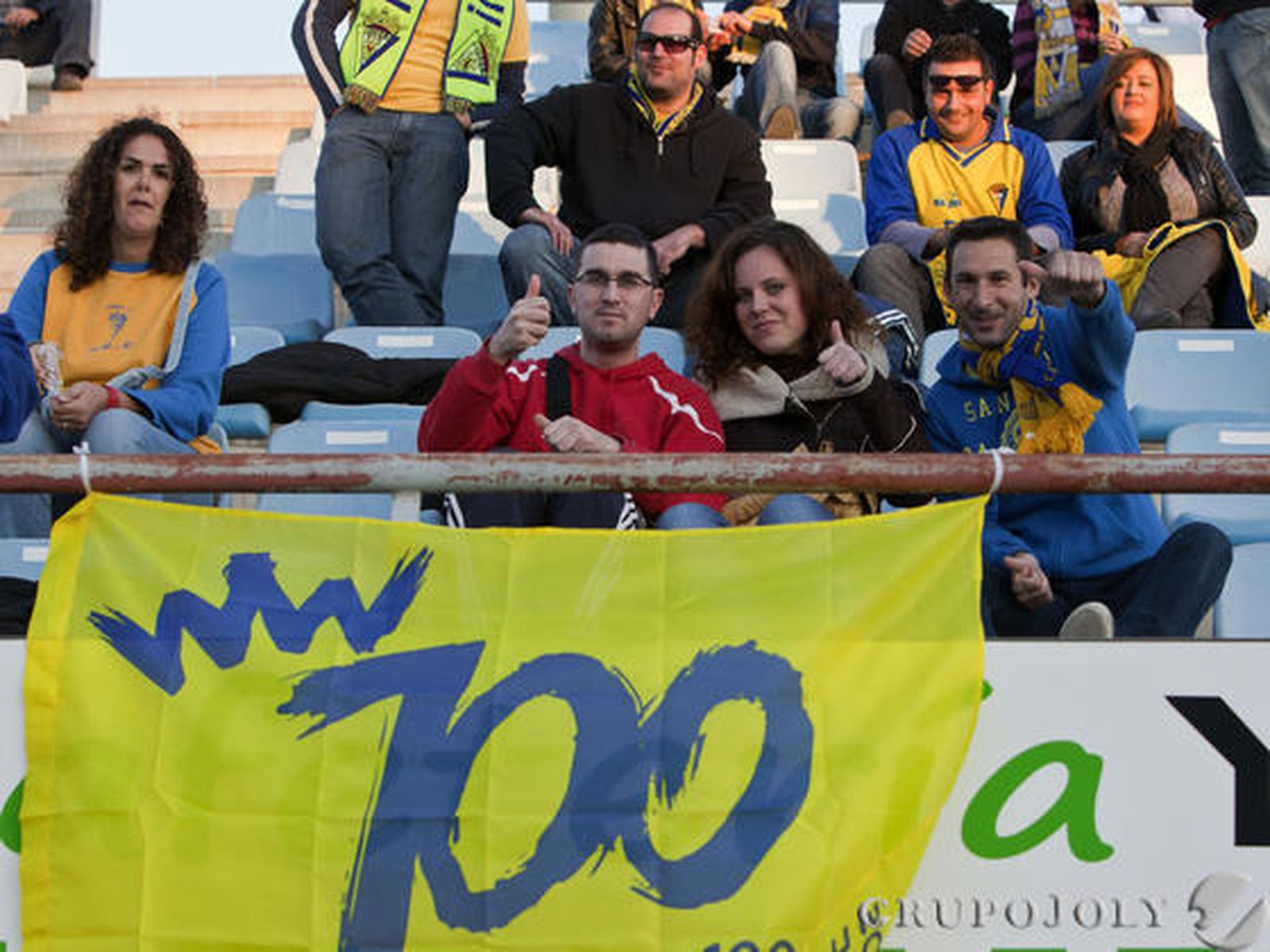 Aficionados cadistas en la grada del Artés Carrasco.

Foto: Pascu Mendez (LOF)