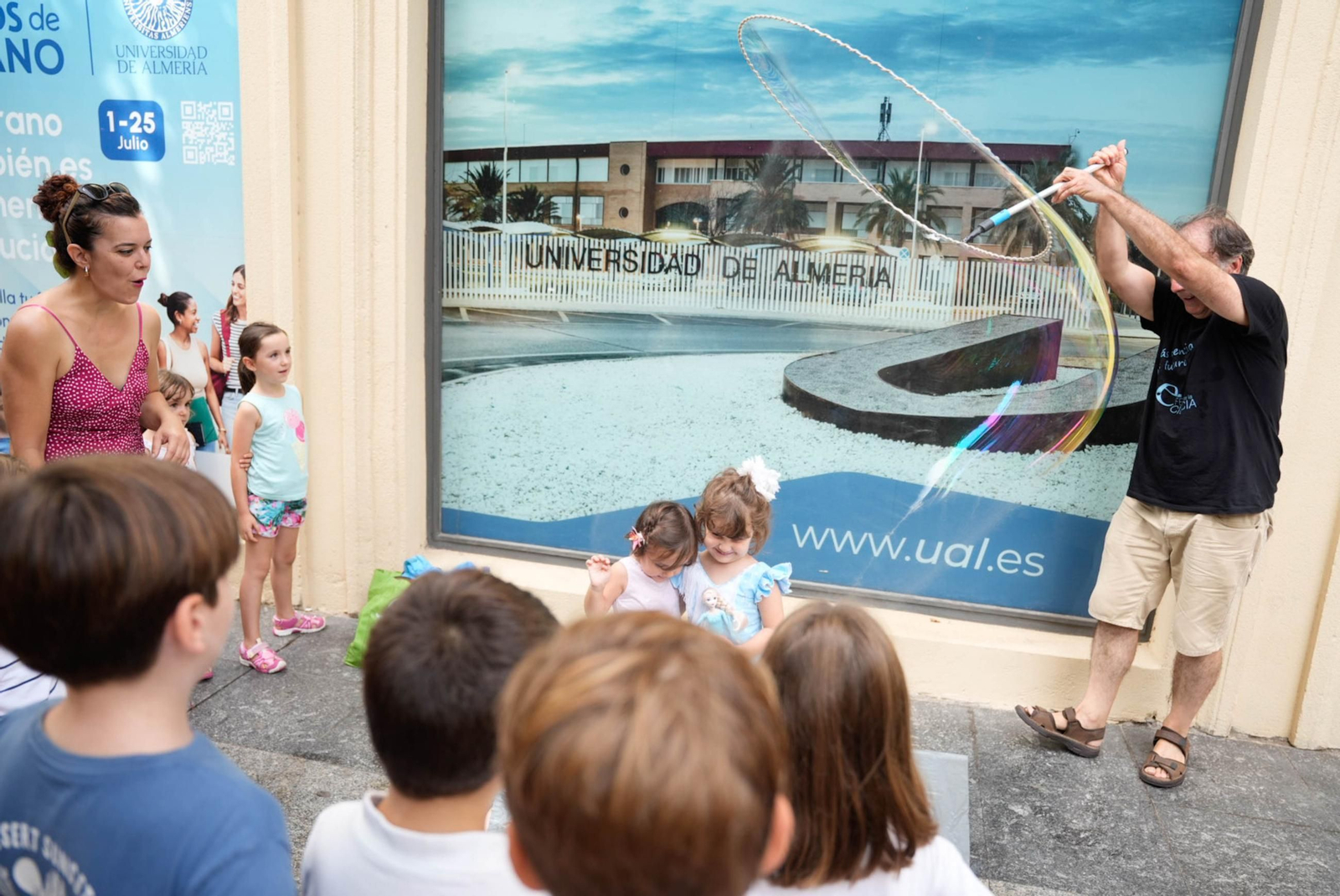 Las mejores imágenes del espectáculo de magia en la calle de la Feria de Almería