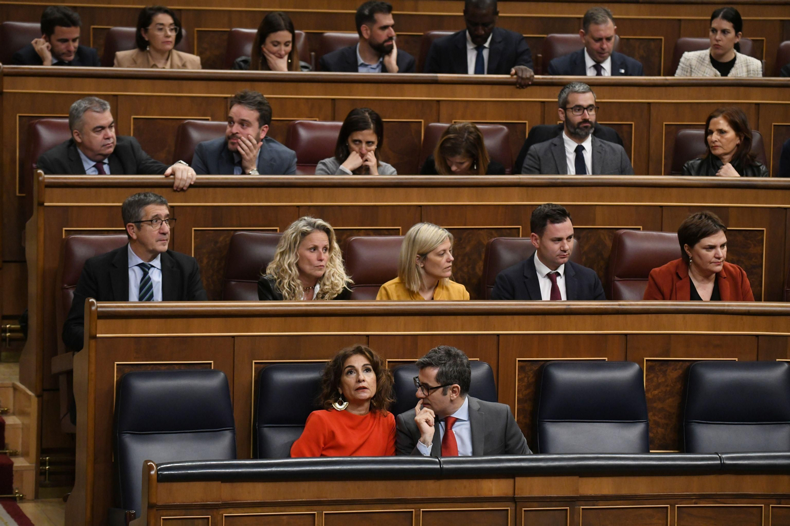 Félix Bolaños, en el último Pleno del Congreso, sentado en el escaño de Yolanda Díaz junto a María Jesús Montero.