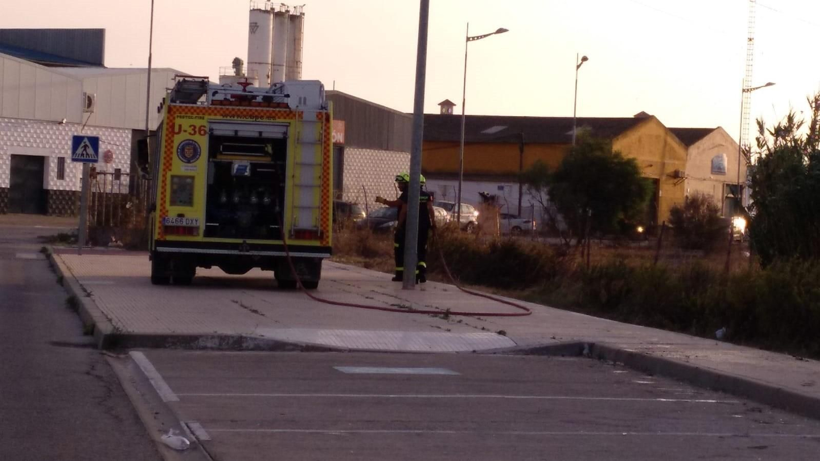 Bomberos en la zona, durante las labores de extinción del incendio.
