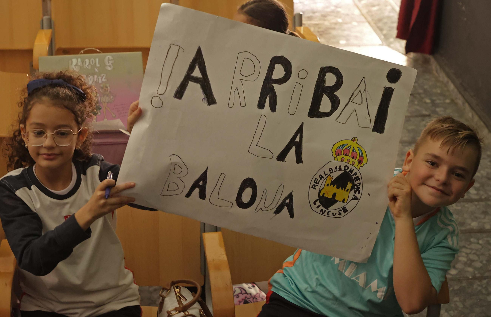 Las fotos de la visita de los jugadores de la Balona al colegio Salesianos de La Línea
