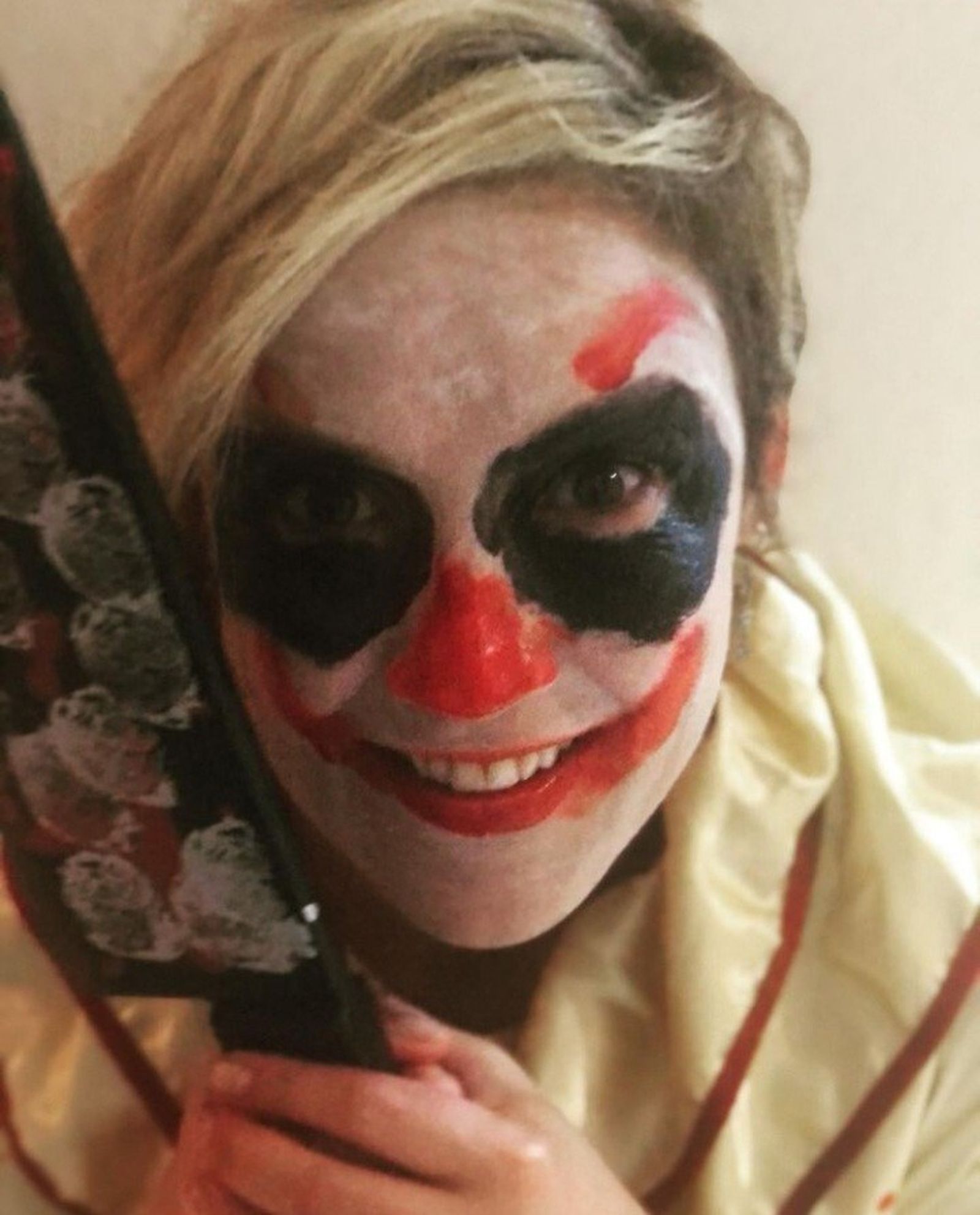 Si no fuera por el pelo sería difícil recconocerla. Cristina Pardo también da miedo cuando se disfraza