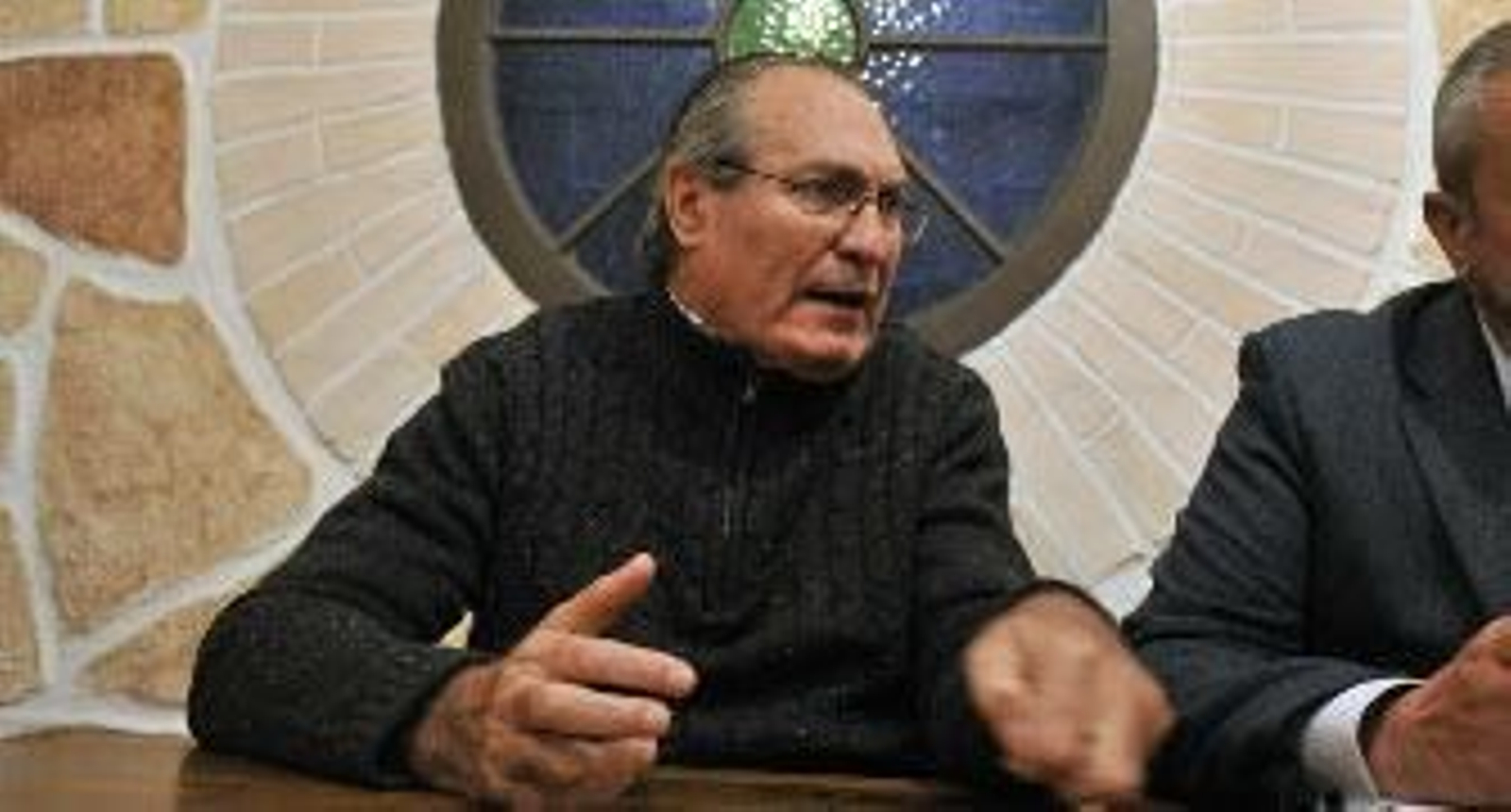 El ex concejal socialista Manuel Gómez Lobo con su abogado, Carlos Sierra, en un momento de la entrevista. / Juan Carlos Vázquez