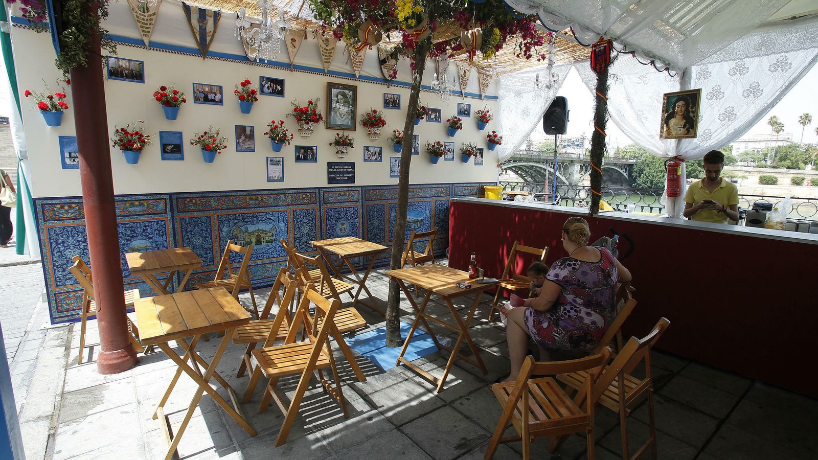 Decoración de la caseta de la Hermandad de la Divina Pastora de Triana.
