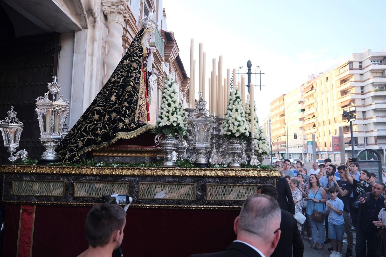La procesión extraordinaria de la Quinta Angustia en Córdoba, en imágenes