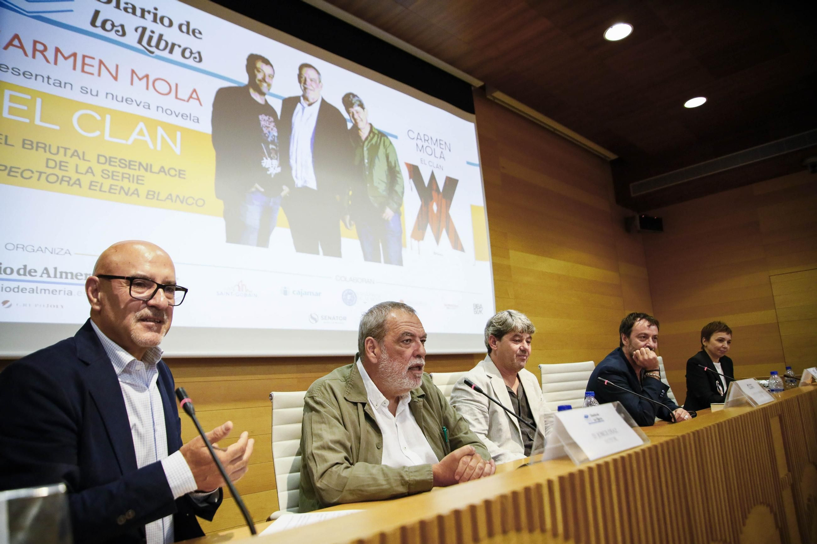 Carmen Mola presenta su libro "El clan" en la Casa de las mariposas de Almería, en imágenes