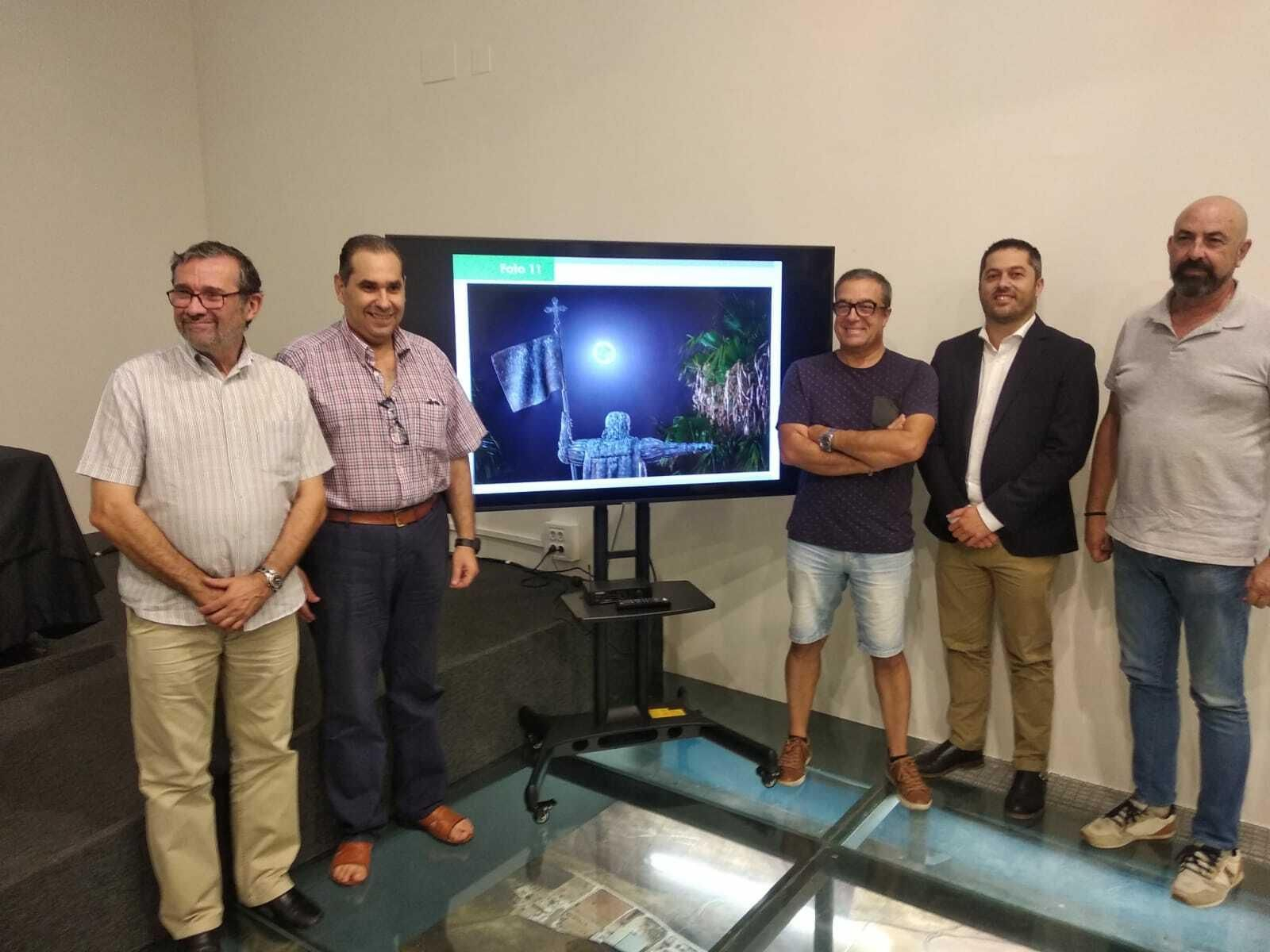 Manuel Pascual (a la derecha de la fotografía ganadora) posa junto al resto de personalidades.