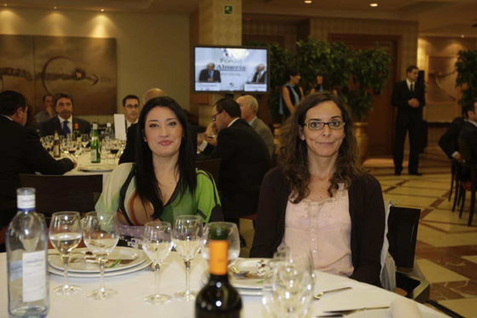 Anabel Mateos con Trinidad Gaitán, directora de Interalmería TV.

Foto: Fran Leonardo