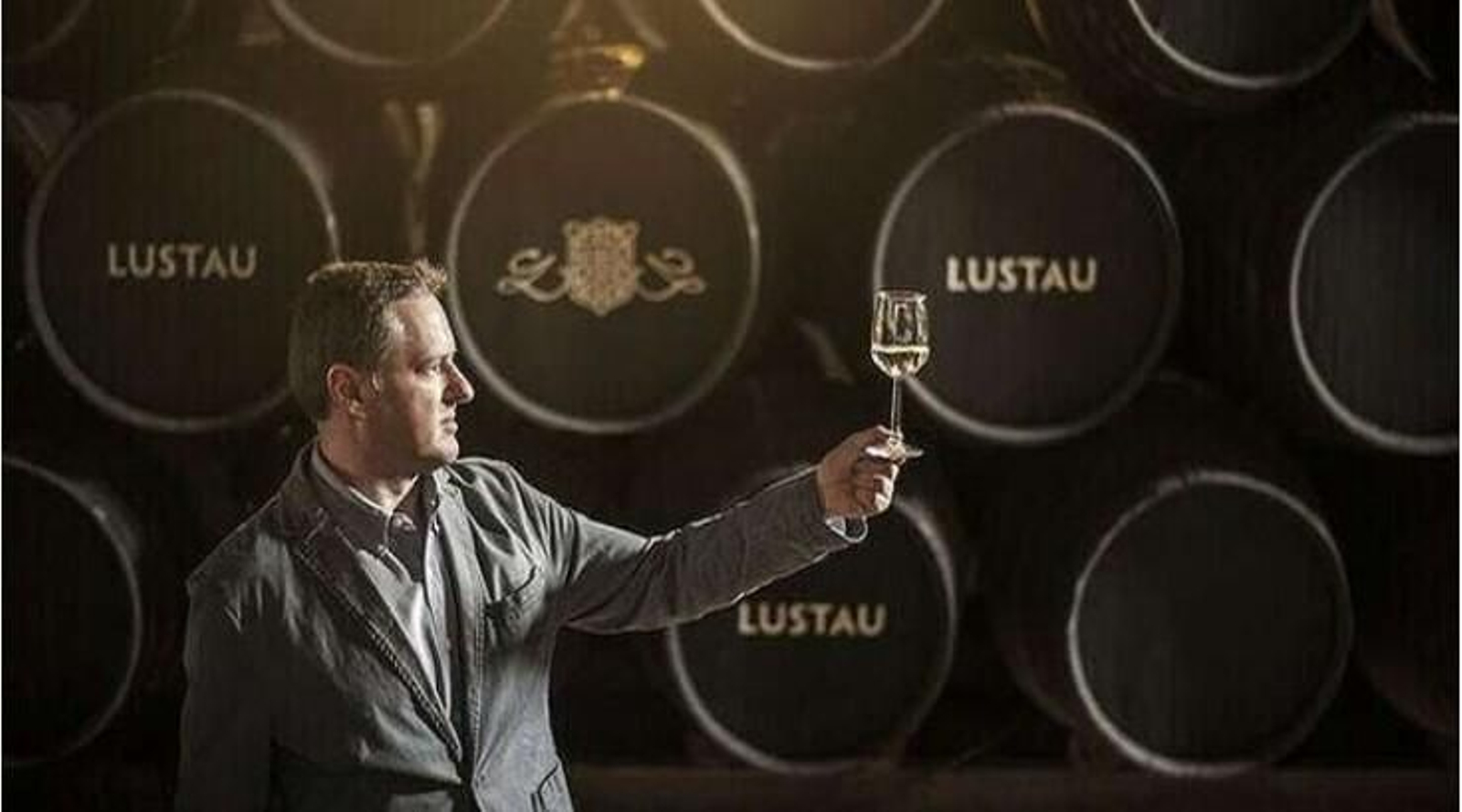 El enólogo de Lustau, Sergio Rodríguez, junto a las botas de vinos de Jerez en la bodega.