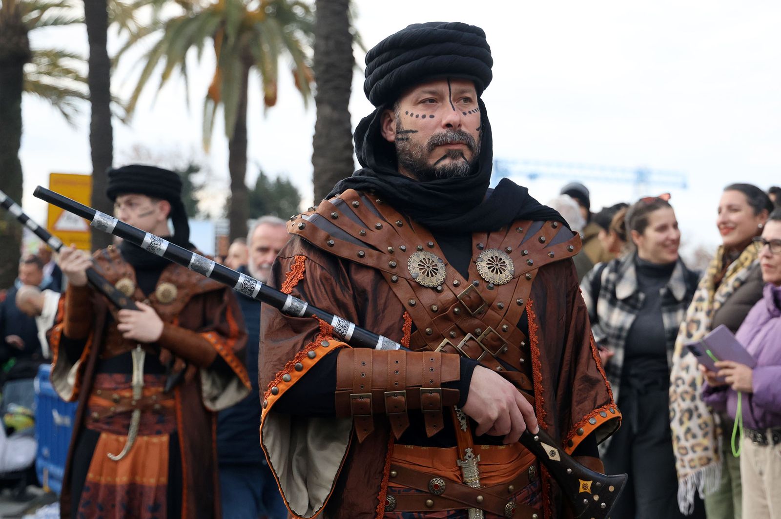 Imágenes del Heraldo Real anunciando la llegada de los Reyes Magos a Huelva