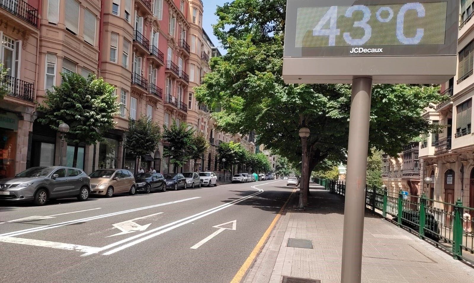 Termómetro  callejero marcando 43 º