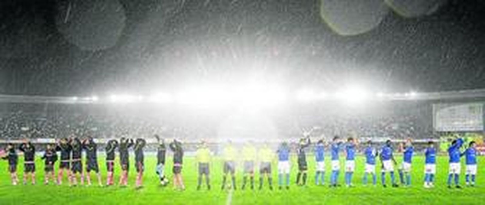 1. Una copiosa lluvia recibió a Xerez Deportivo y FC Barcelona aunque afortunadamente para el espectáculo cesó instantes más tarde. 2. La crisis y la escasez de ventas provocó que alguno aprovechara el intermedio para vender pipas y golosinas a los propios jugadores de Barça y Xerez, todo un detalle. 3. Joan Laporta y gran parte de su junta directiva se dieron cita en el palco de Chapín donde también acudieron Pilar Sánchez, alcaldesa de Jerez, Carlos de Osma, presidente del Xerez, así como Rafa Verdú y Ainhoa Gil. 4. La afición xerecista recriminó a Joaquín Morales su gestión y volvió a recordarle el tema de las firmas con una pancarta en el Fondo Norte. Reportaje Gráfico: PASCUAL/J.C. TORO