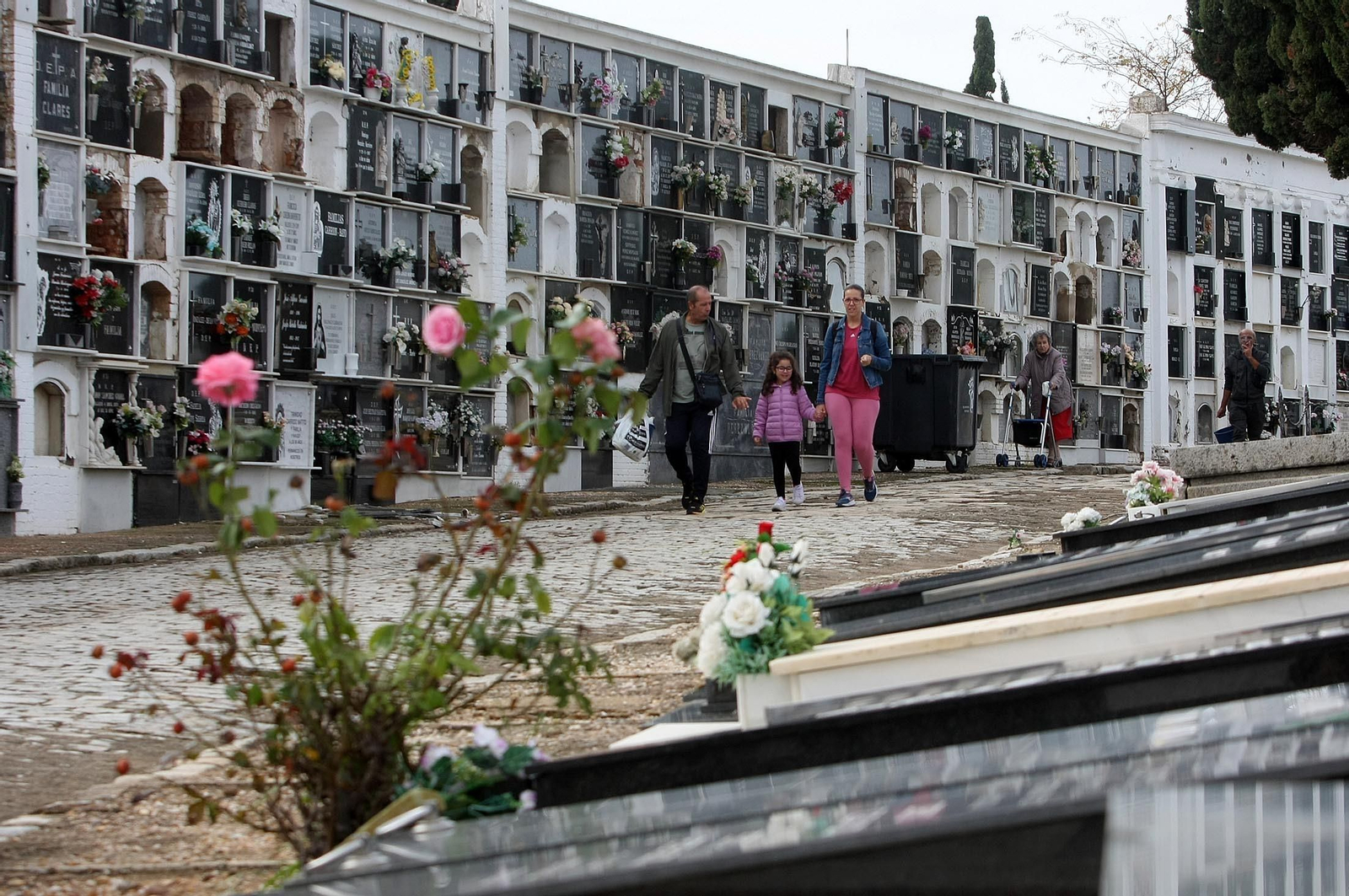 Imágenes del ambiente en el cementerio La Soledad, Huelva