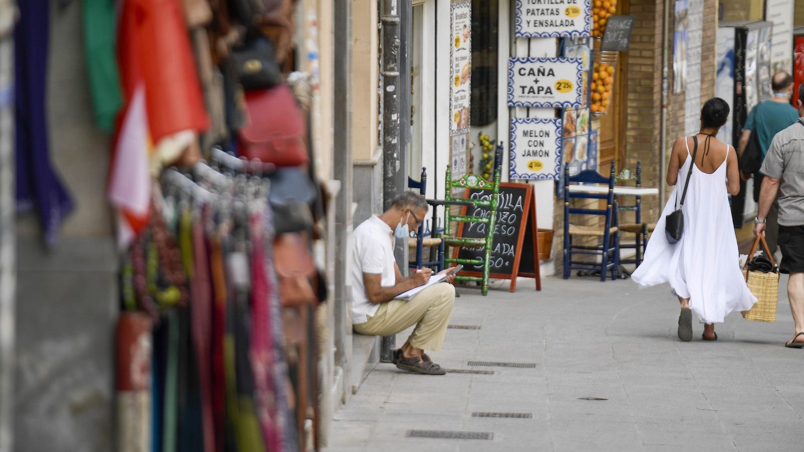 La 'nueva normalidad' de las tiendas de souvenirs.