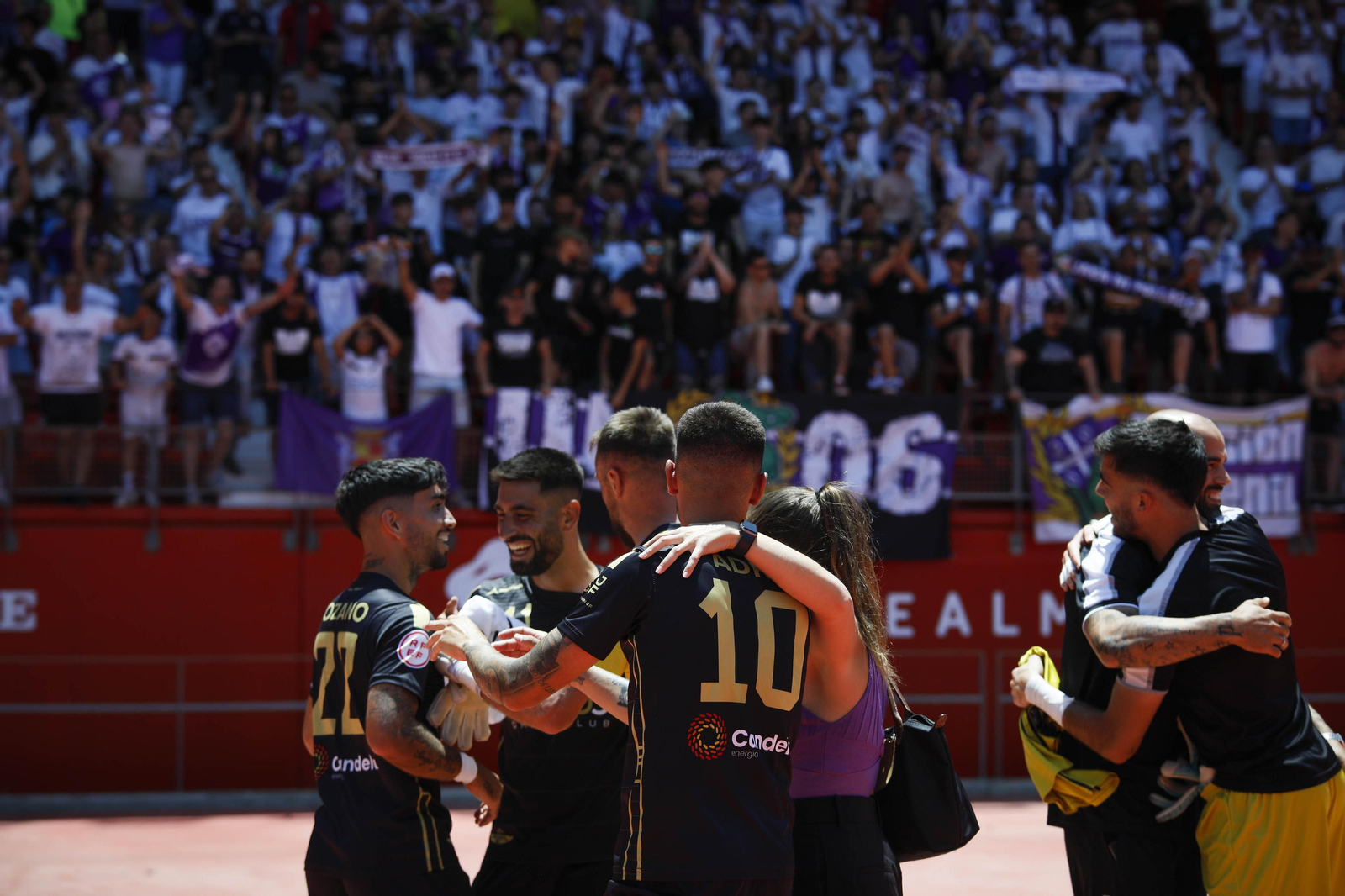 La afición lagarta tiñe de blanco y morado el Power Horse Stadium, en imágenes La afición lagarta tiñe de blanco y morado el Power Horse Stadium, en imágenes