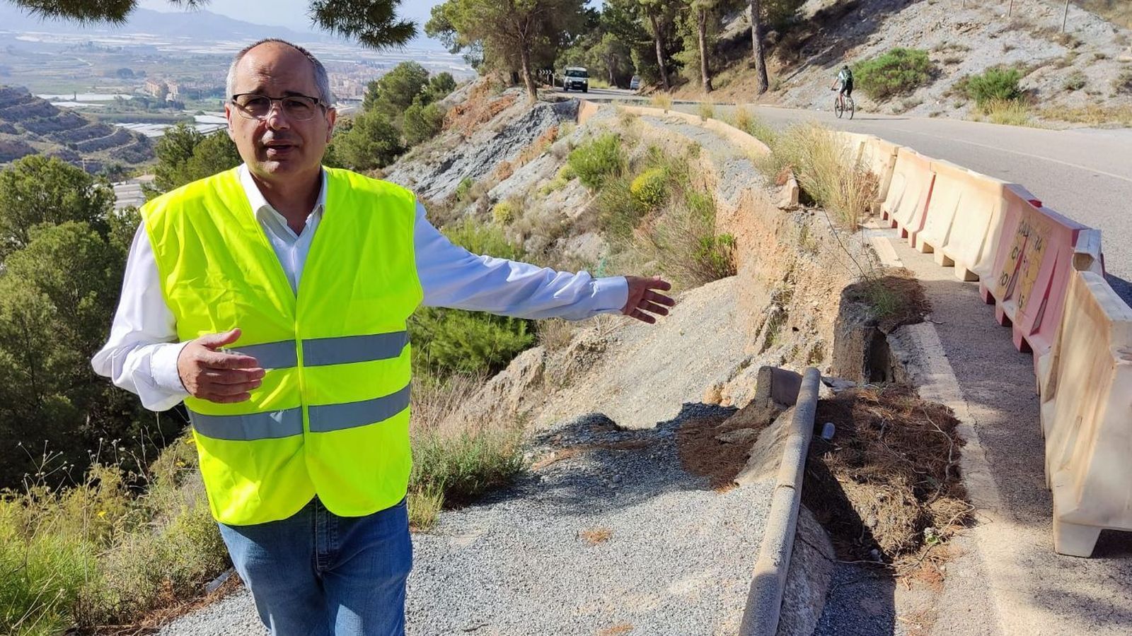 Solicitan al Ayuntamiento de Motril una actuación de contención de la carretera de la Gorgoracha para evitar desprendimientos