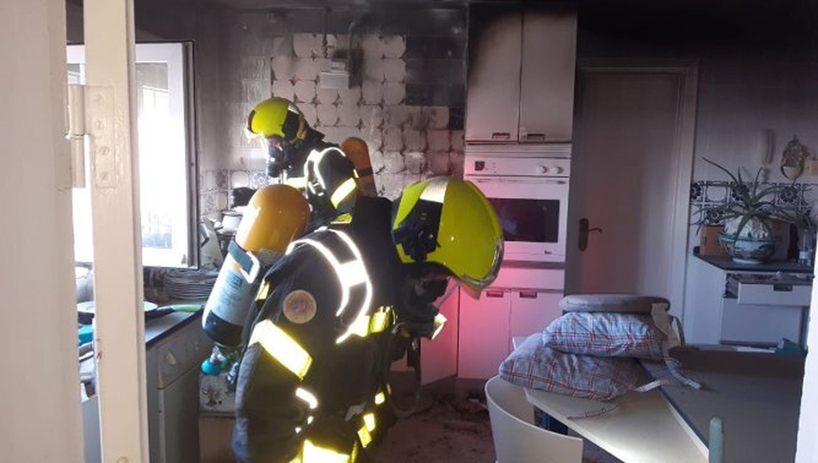 Estado en que ha quedado la cocina de la vivienda de Bahía Blanca.