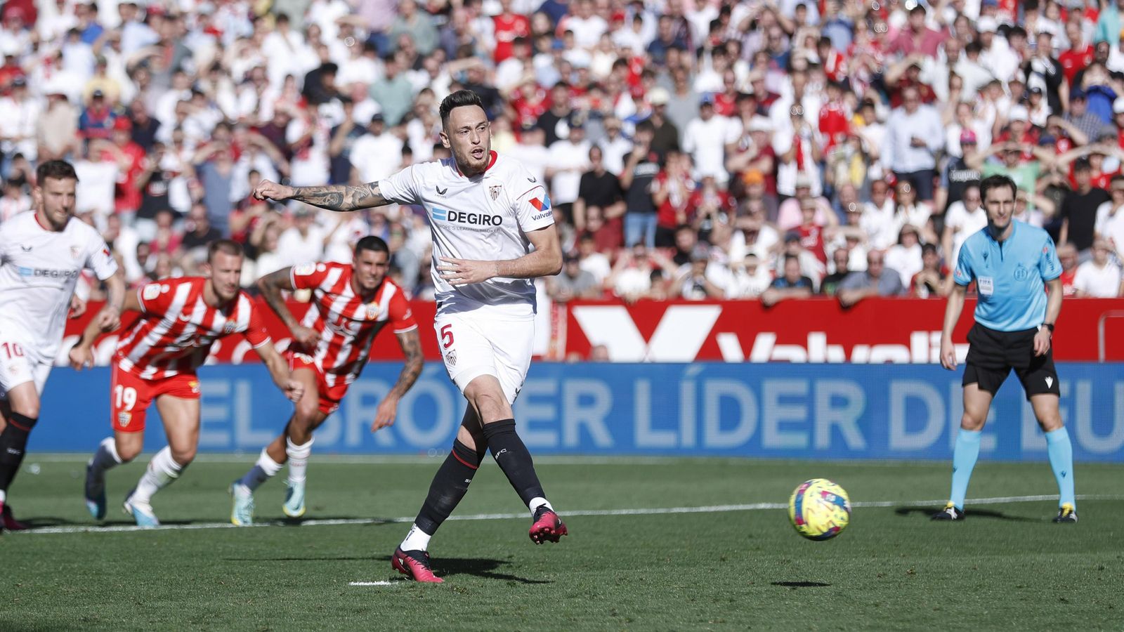 Ocampos transforma el penalti que igualó el encuentro en el primer periodo.