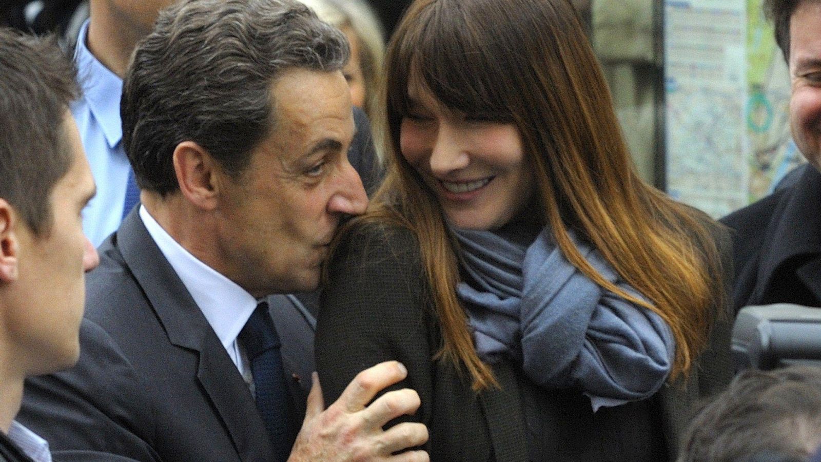 El expresidente francés se muestra cariñoso con su mujer, Carla Bruni.