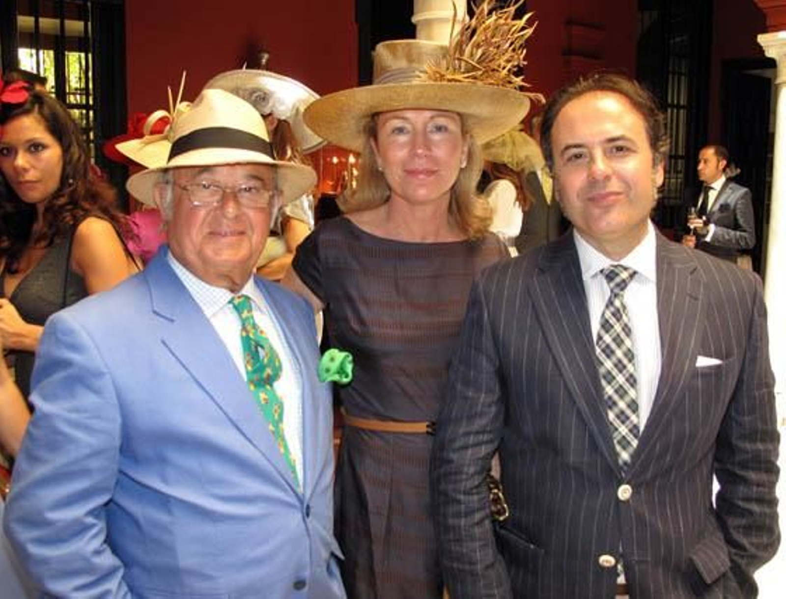El diseñador Tony Benítez, Margarita Maldonado Borbón-Dos Sicilias, con sombrero de Philip Treacy, y el modisto Manuel Obando.

Foto: Victoria Ramírez
