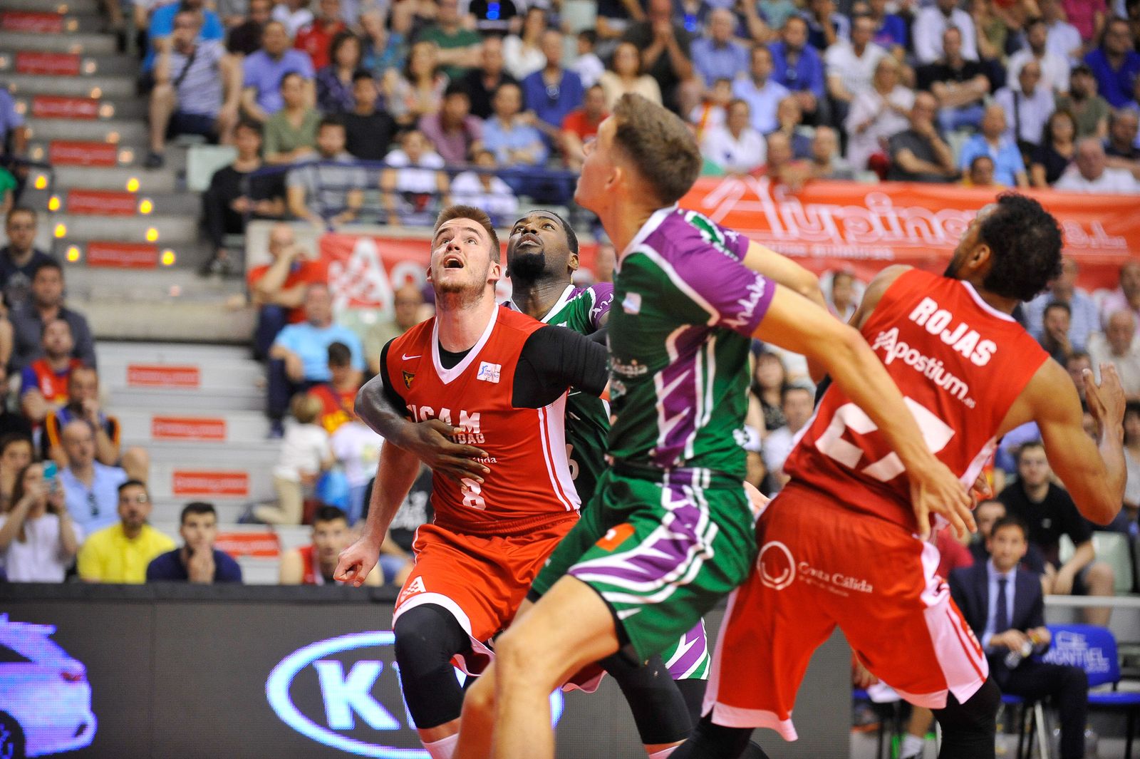 Kyle Wiltjer pelea por un rebote.