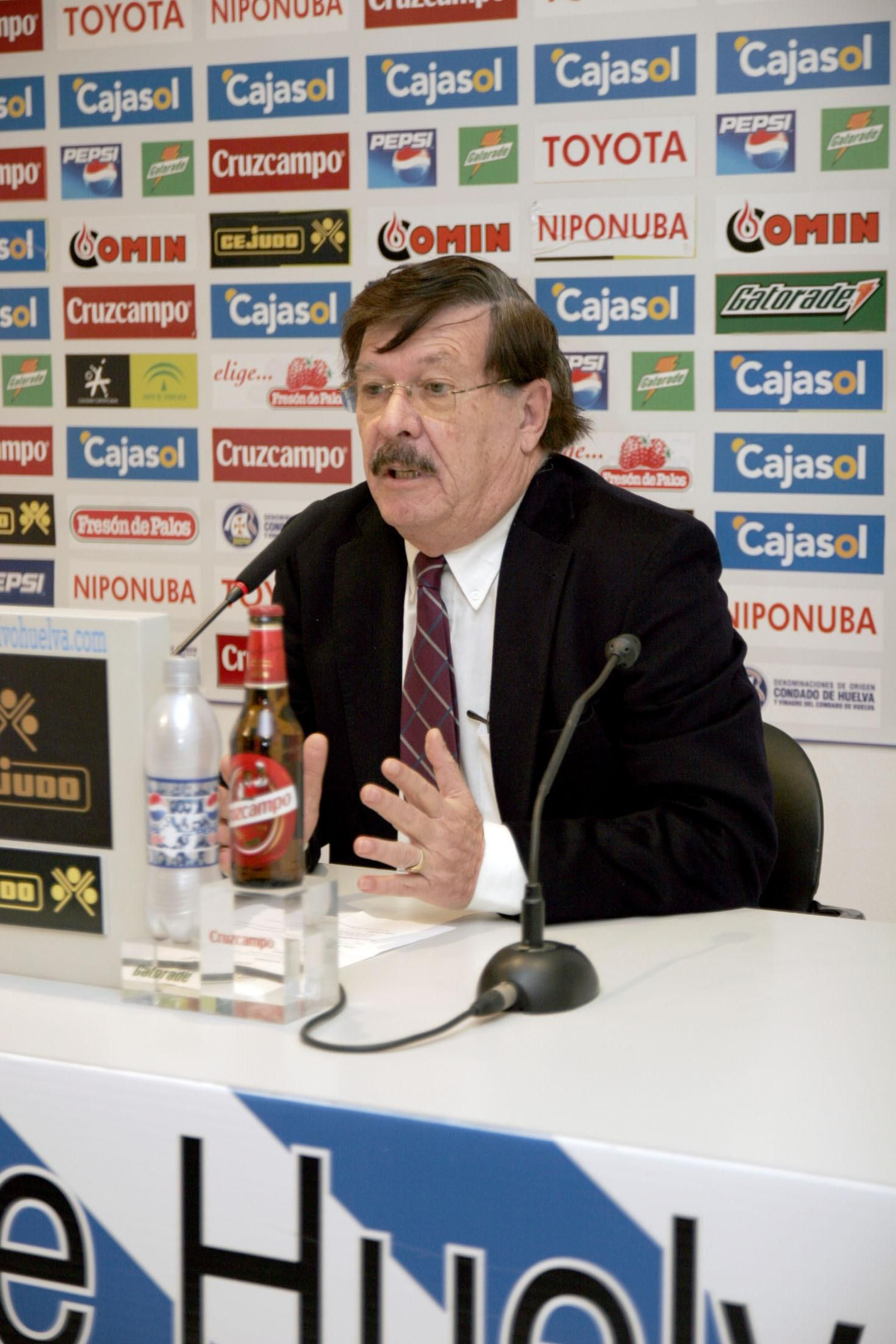 Francisco Mendoza, en una rueda de prensa durante su etapa en el Recre.