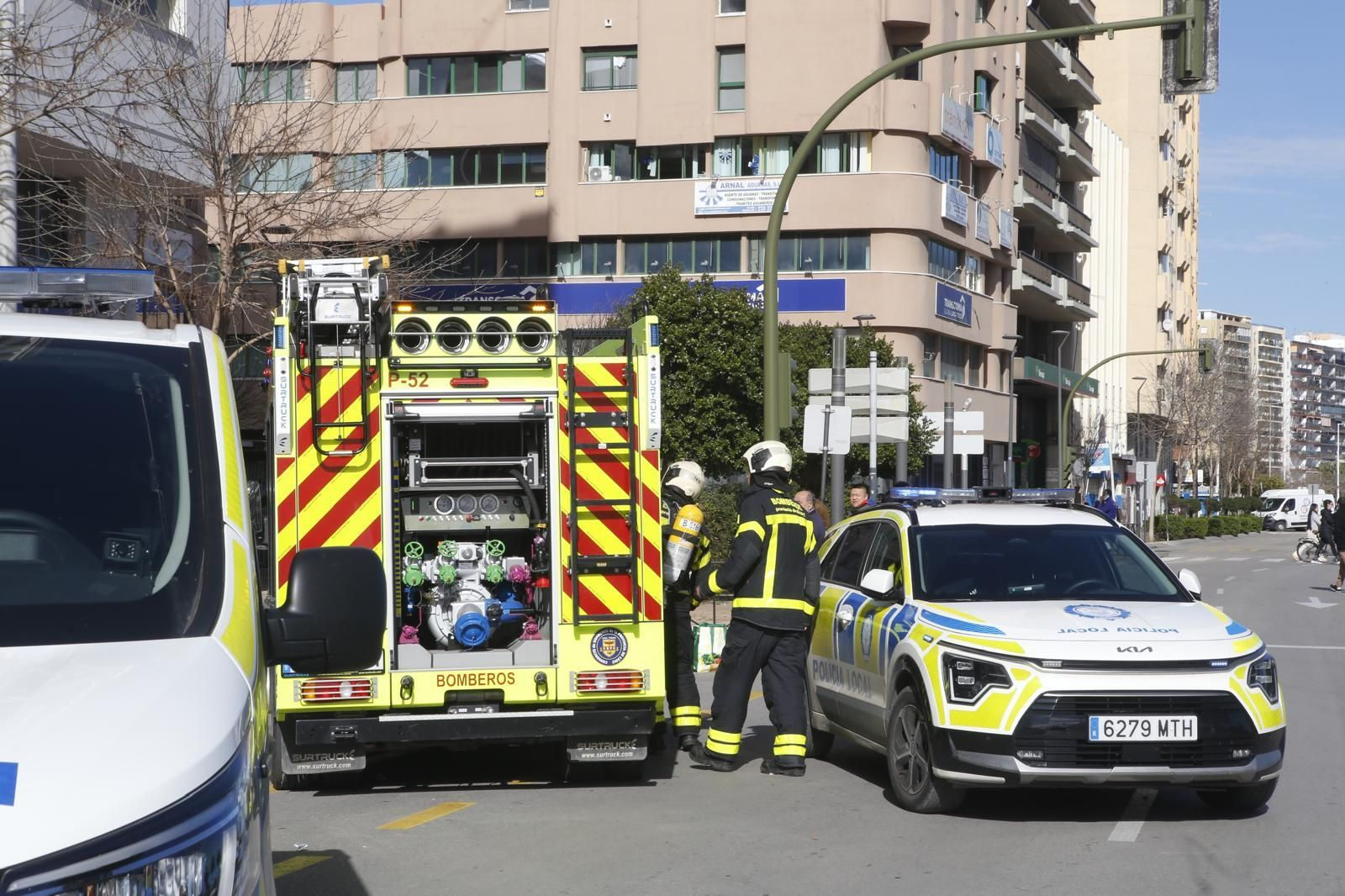 El dispositivo para sofocar el incendio del Hotel Al-Mar de Algeciras, en imágenes
