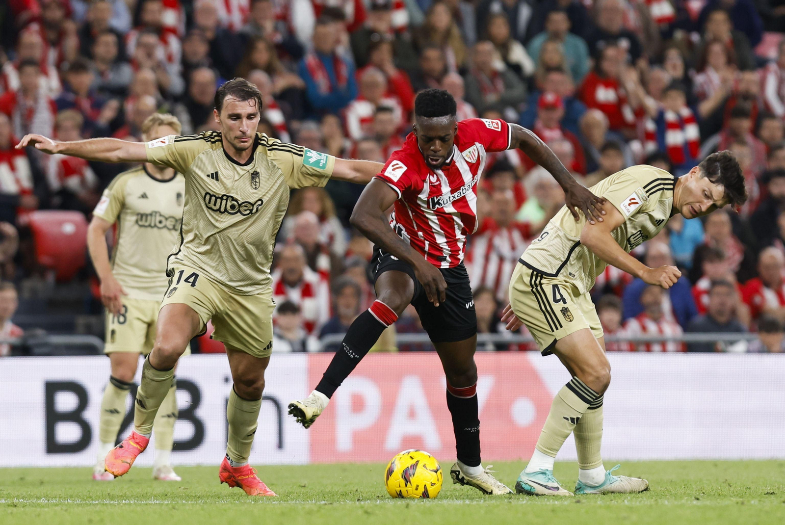 Ignasi Miquel y Rubio tratan de frenar a Iñaki Williams