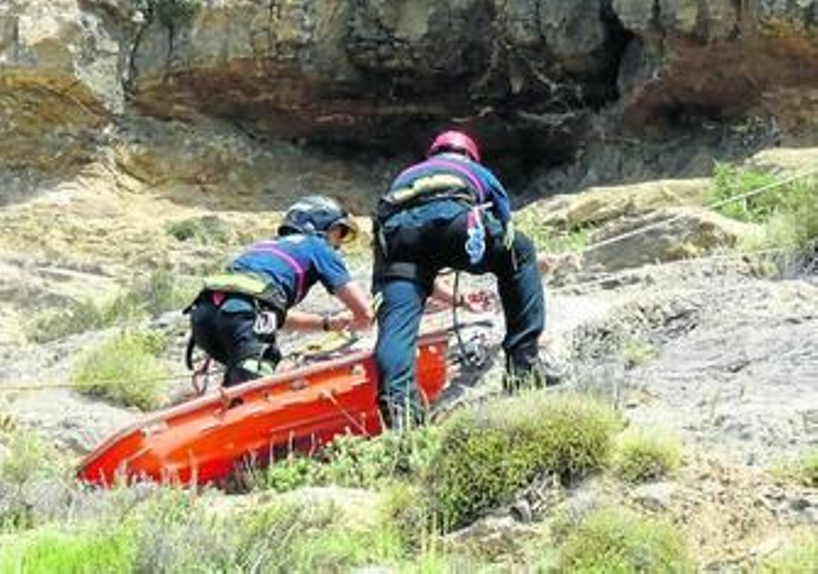 Dos bomberos rescatan al herido de una ladera en El Palmer.
