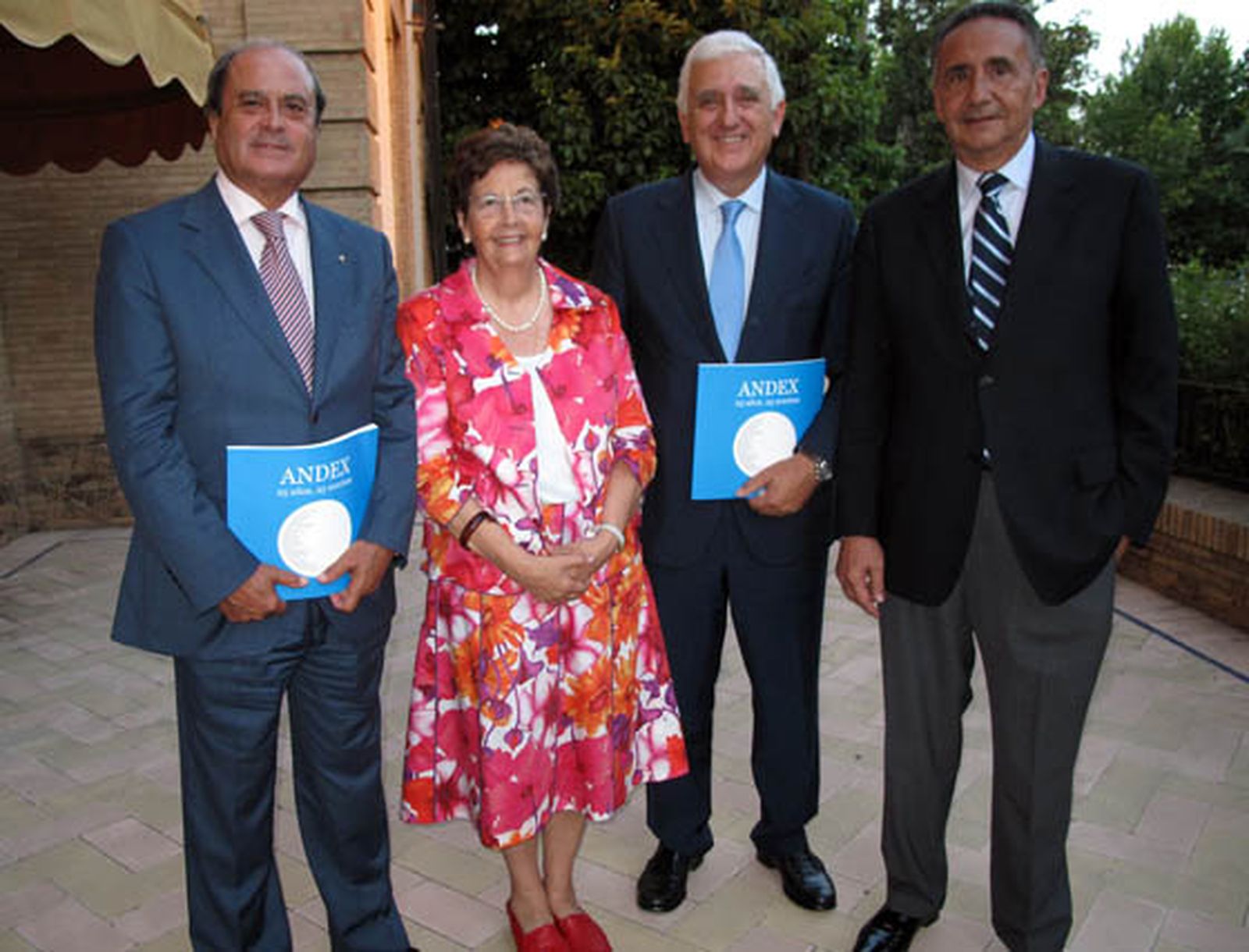 Ana María Álvarez Silván, fundadora de Andex, con los presidentes del Consejo Andaluz de Cámaras de Comercio, Antonio Ponce; de la CEA, Santiago Herrero, y de Ayesa, José Luis Manzanares, autor de uno de los 25 relatos del libro.

Foto: Victoria Ramírez