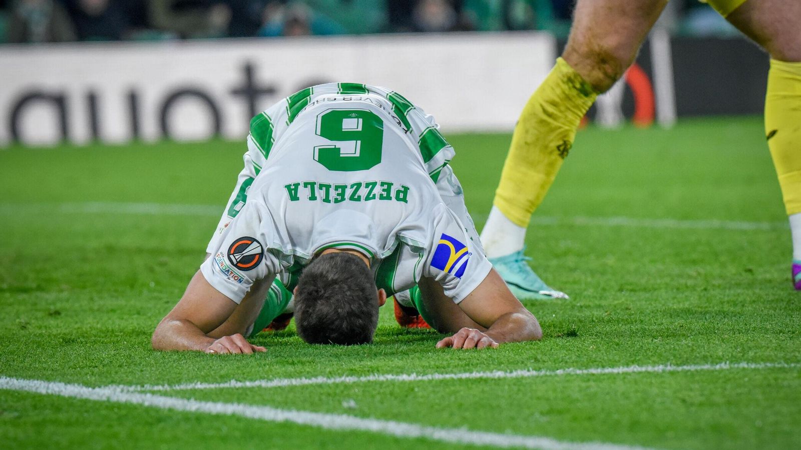 Pezzella, desesperado en el suelo.