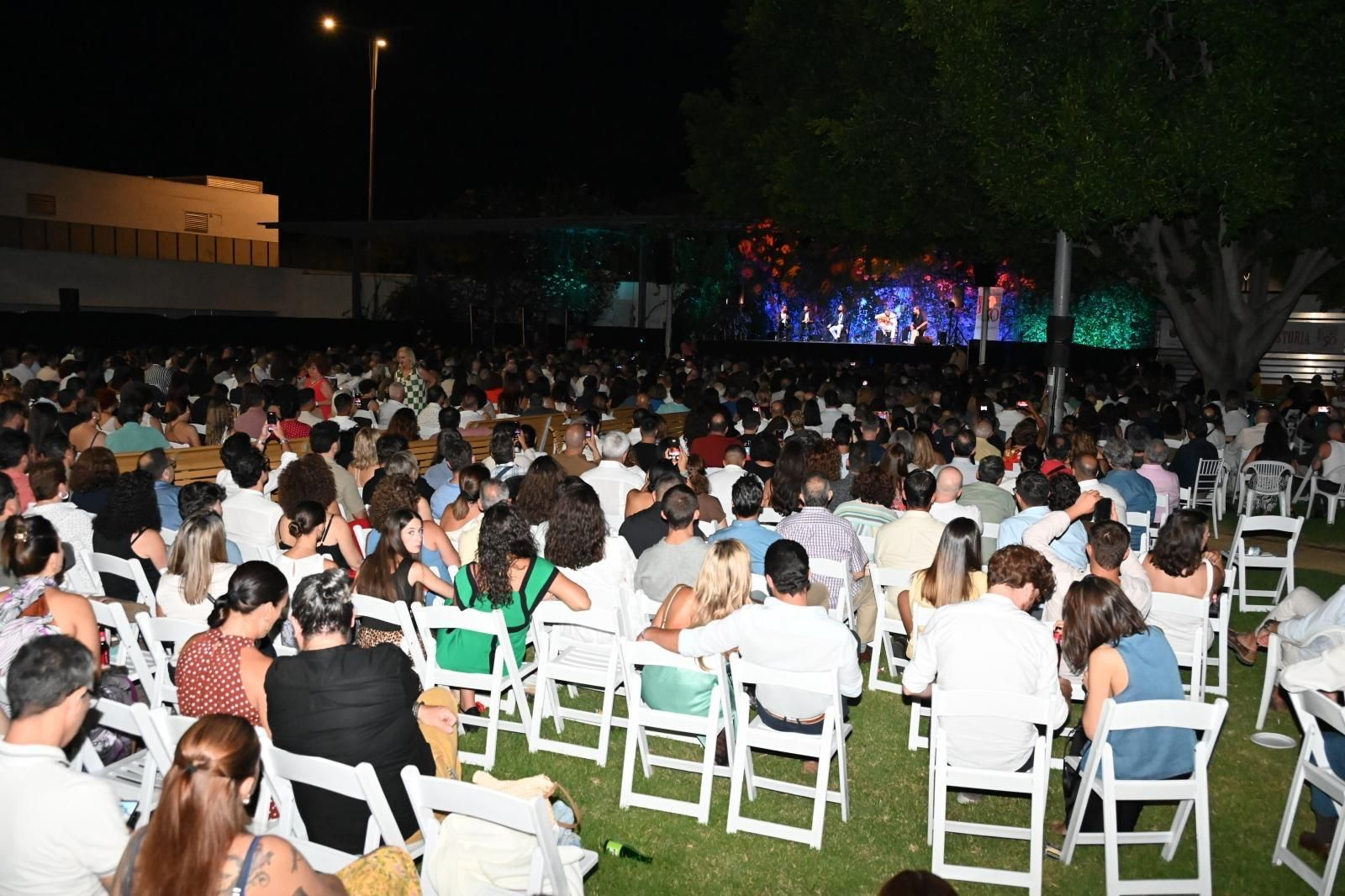 El numeroso público que se concentró en los Jardines del Conde. El numeroso público que se concentró en los Jardines del Conde.