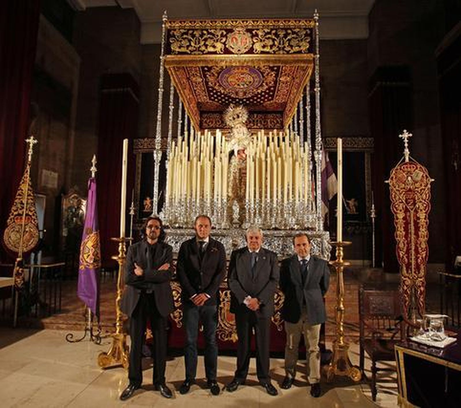 Las hermandades de las Cigarreras presentó la restauración de los bordados de su paso de palio y el nuevo techo, réplica del anterior.   Foto: Jose Angel Garcia