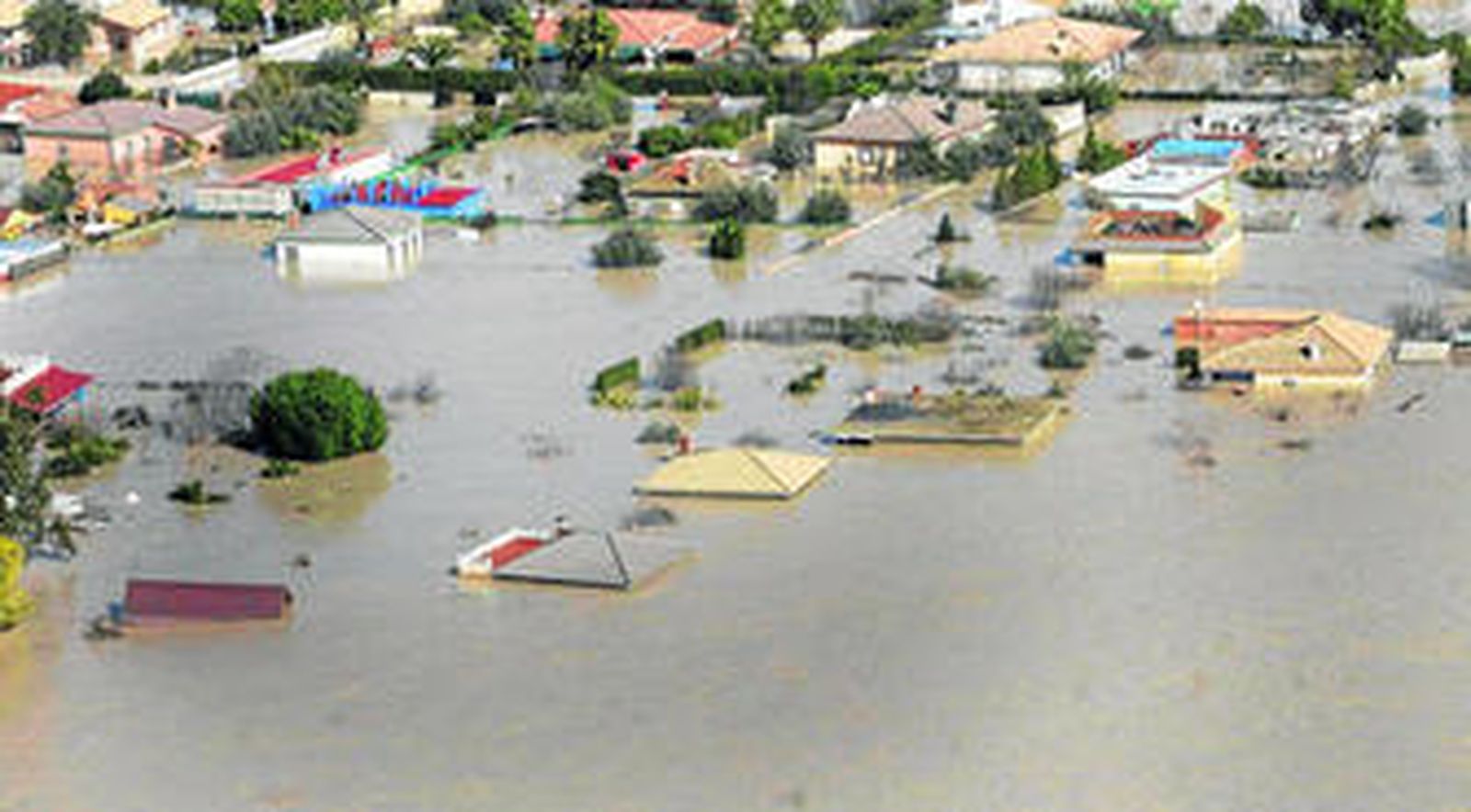 Vista aérea de las viviendas afectadas por las fuertes lluvias en las parcelaciones del aeropuerto.